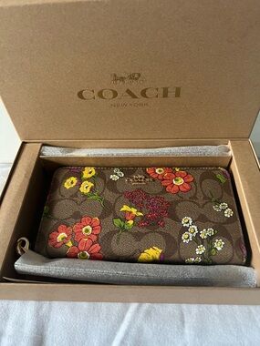 NWT🌼Limited edition Authentic limited edition Coach wrestle Floral zip wallet